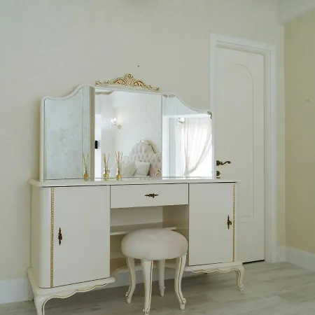 Victorian Era Glamorous - Center