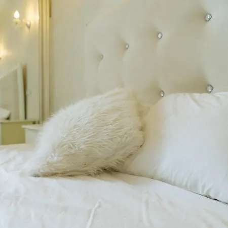 Victorian Era Glamorous - Center