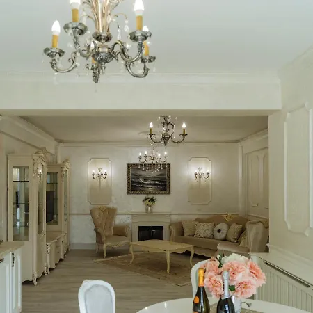 Victorian Era Glamorous - Center