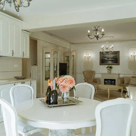 Victorian Era Glamorous - Center