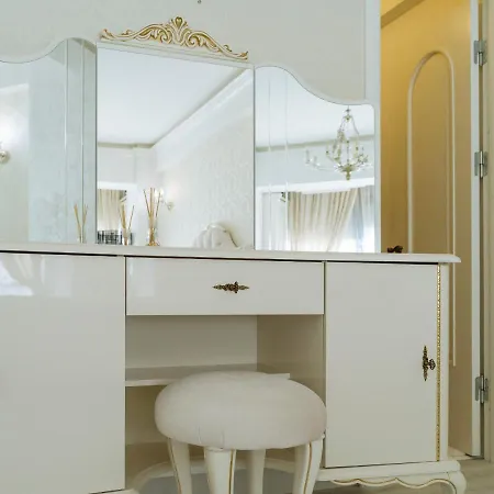Victorian Era Glamorous - Center Apartment