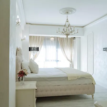 Victorian Era Glamorous - Center Apartment