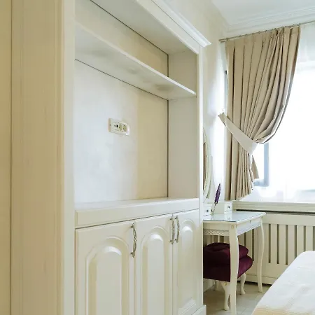 Victorian Era Glamorous - Center Apartment *