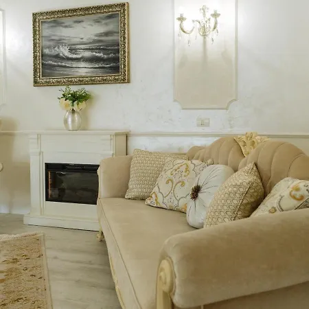 Victorian Era Glamorous - Center Apartment *