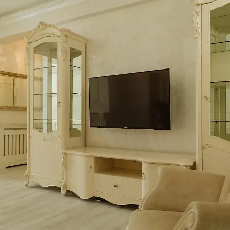 Victorian Era Glamorous - Center Apartment *