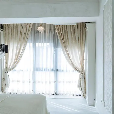 Victorian Era Glamorous - Center Apartment