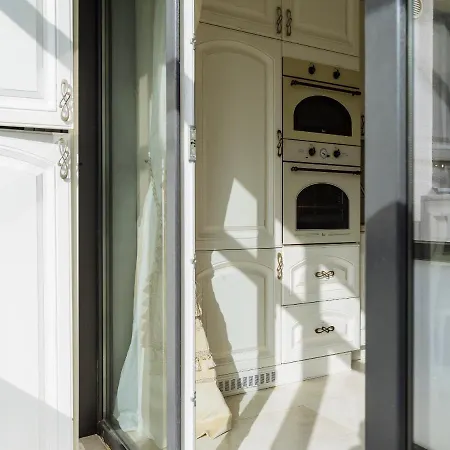 Victorian Era Glamorous - Center Apartment *
