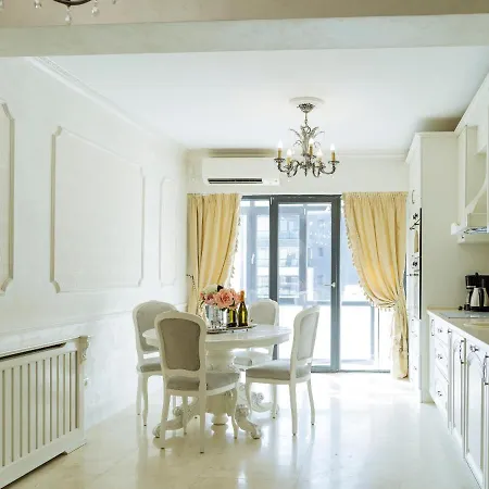 Victorian Era Glamorous - Center Apartment *